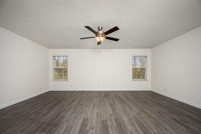 Building Photo - 4910 Laura Jeanne Blvd