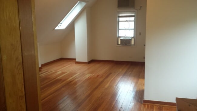 Building Photo - 1317 W Roscoe St