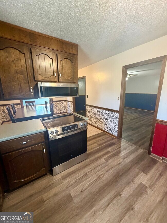 Building Photo - 131 Foxwood Cir