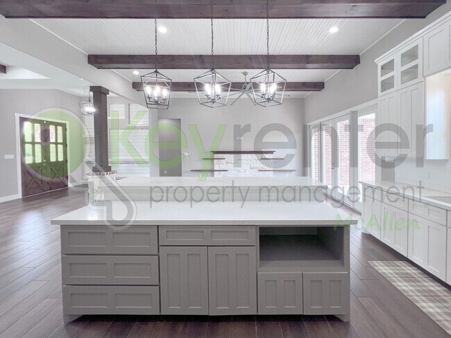 Building Photo - Gorgeous 4 bed/4 bath home, now available ...