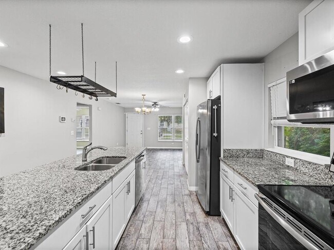 Building Photo - 1238 Vista Way