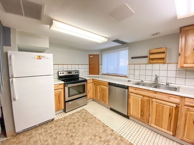 Building Photo - Three Bedroom Two Bathroom House For Rent