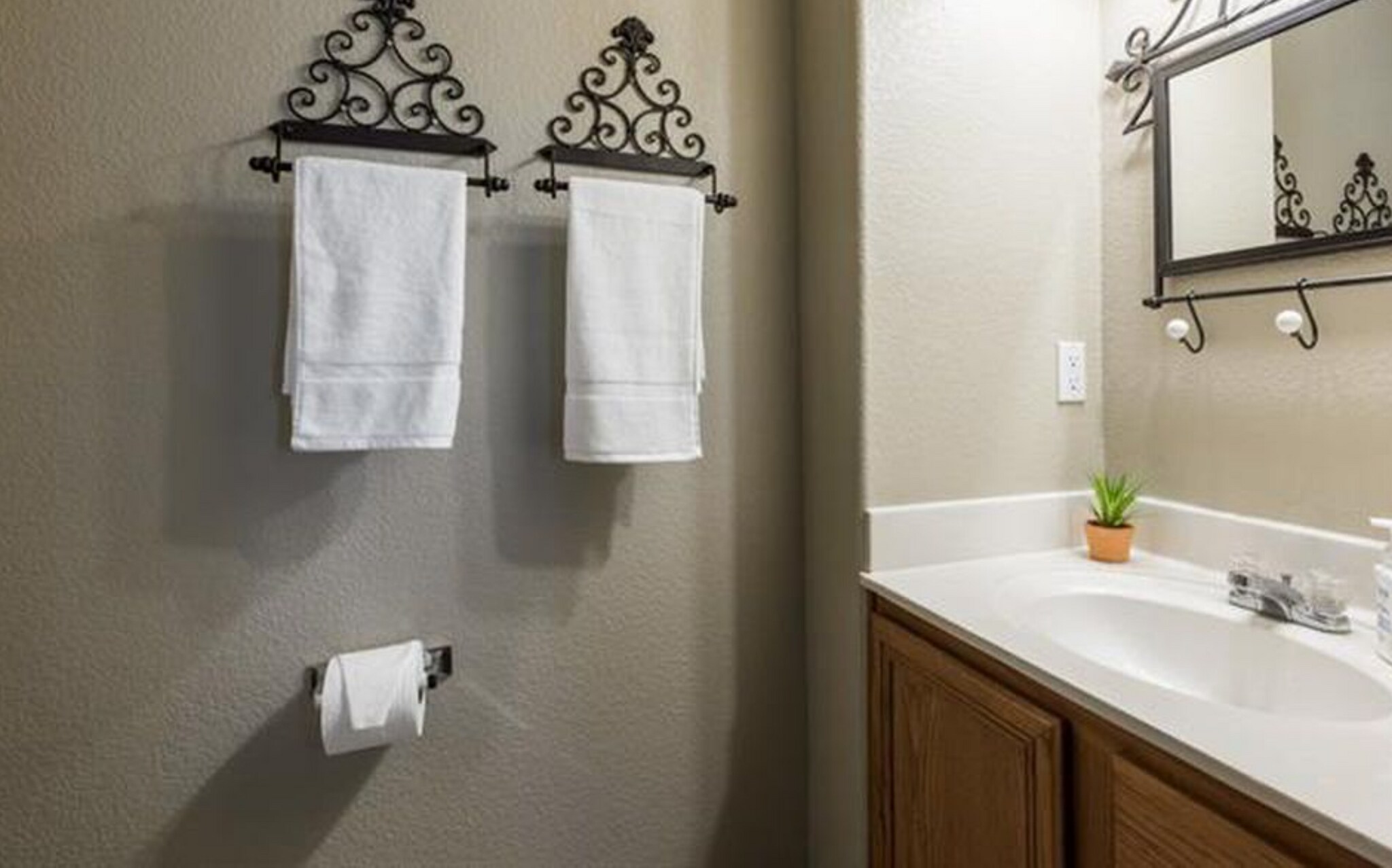 Building Photo - 4405 Woodstock Dr