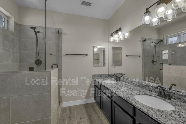 Building Photo - 781 N Forest View Dr