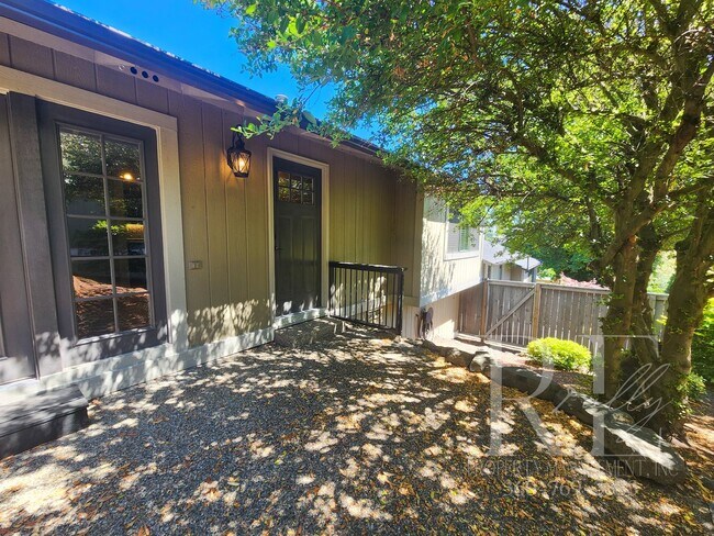 Building Photo - Meticulous 2-Bedroom with Courtyard