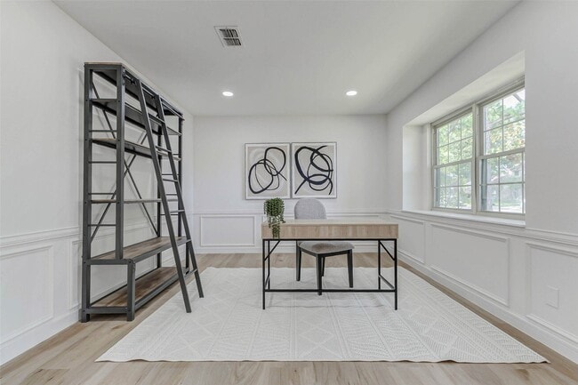 Building Photo - 9923 Emnora Ln