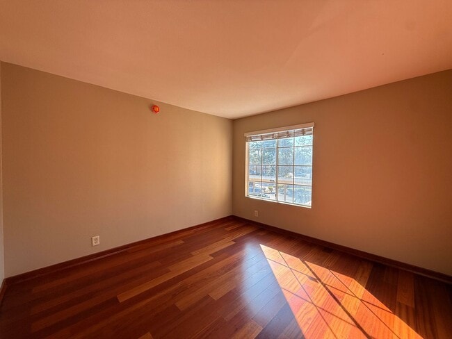 Building Photo - Bright 2BR/2BA Lofted Home with High Ceilings, Pool & 2 Parking Spaces in Clairemont!