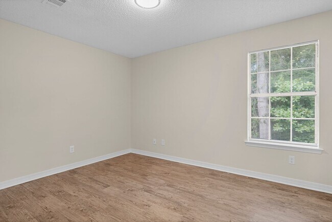 Building Photo - 501 S Edgewood Cir