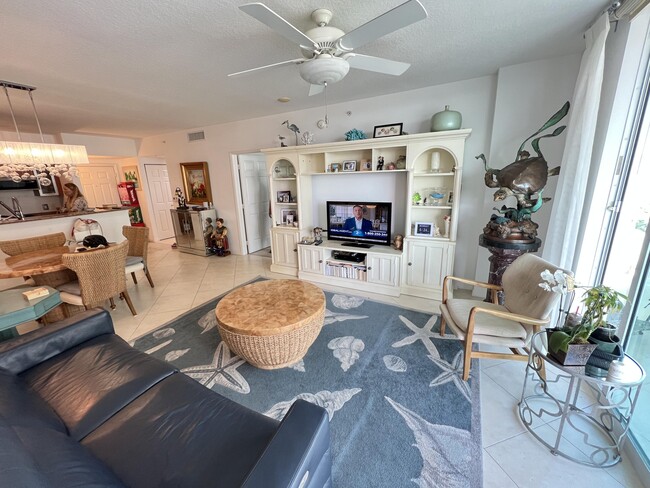 Building Photo - 700 E Boynton Beach Blvd