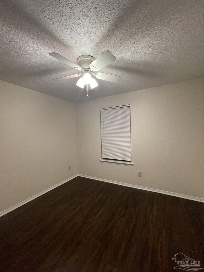 Building Photo - 10049 Hillview Rd