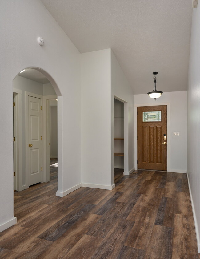 Building Photo - "Charming 3 bed / 2 Bath w/ Additional Off...