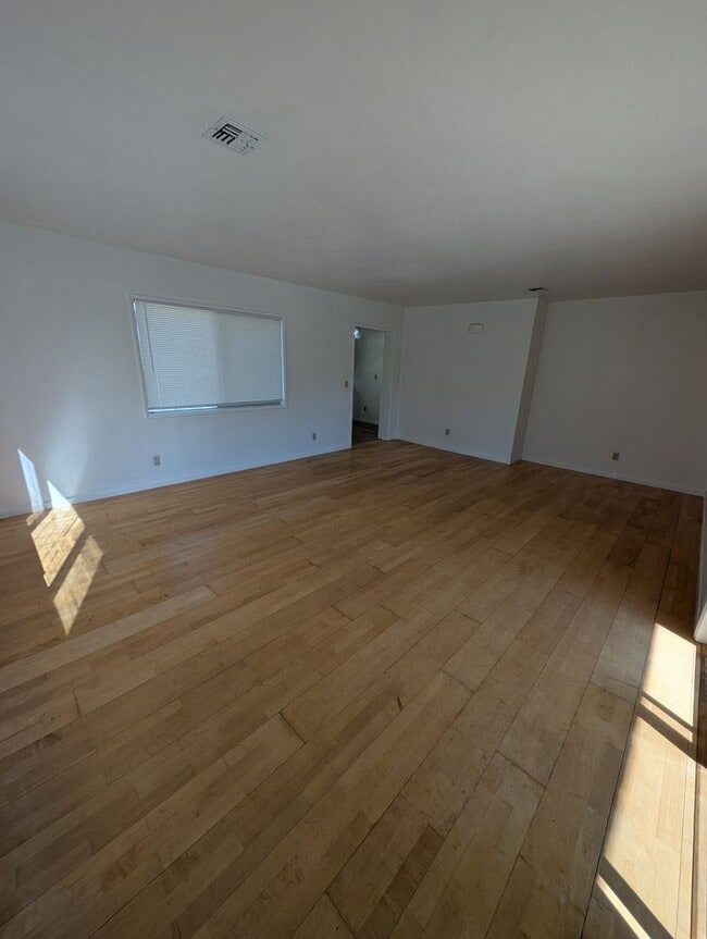Building Photo - 3 Bedroom 2 Bath-House