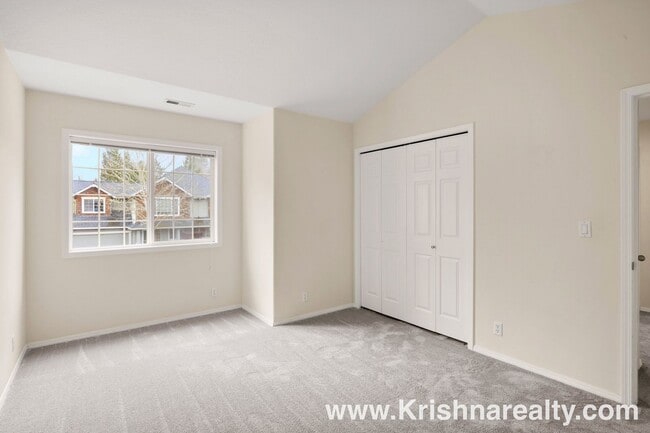Building Photo - Charming 3 BD* 2.5 BA* Duplex **NEWLY RENOVATED** Located in Historic Orenco in the Elk Meadows C...