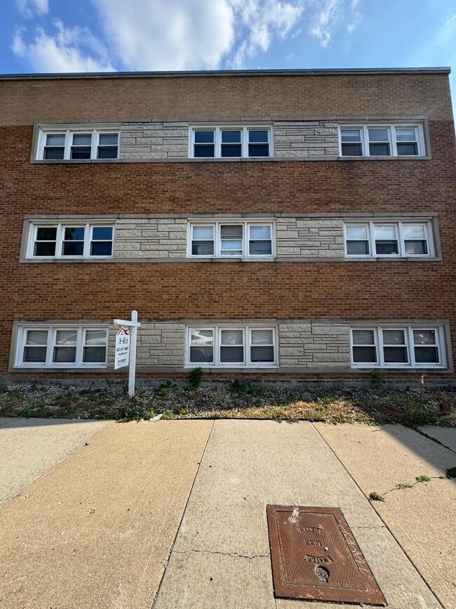 Primary Photo - 5927 W Addison St