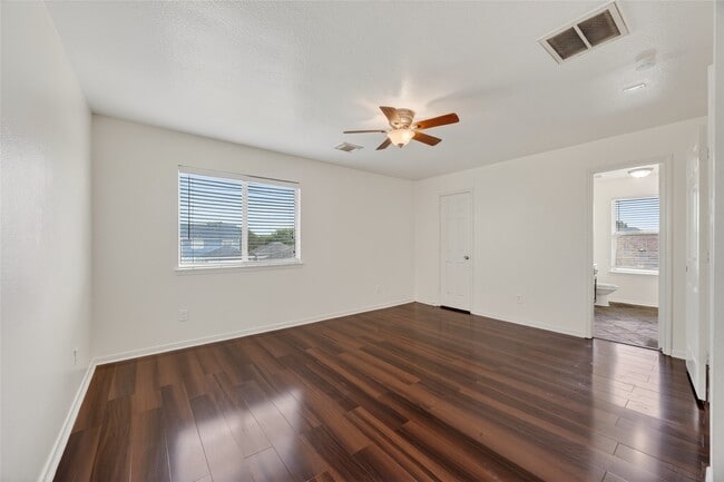 Building Photo - 20747 Settlers Lake Cir N