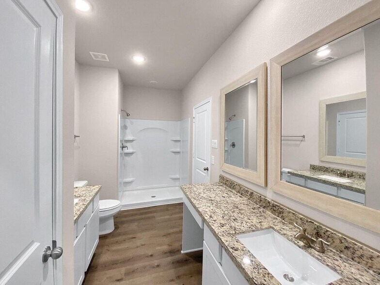Building Photo - 13071 Clearview Dr