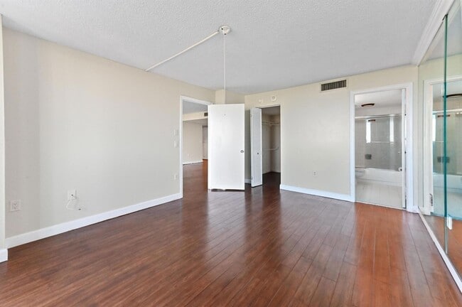 Building Photo - 5600 N Flagler Dr