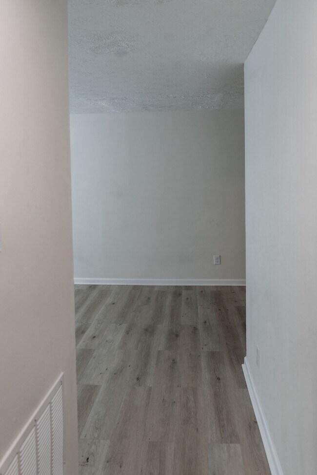 Building Photo - Newly Renovated 2 Bedroom Apartment