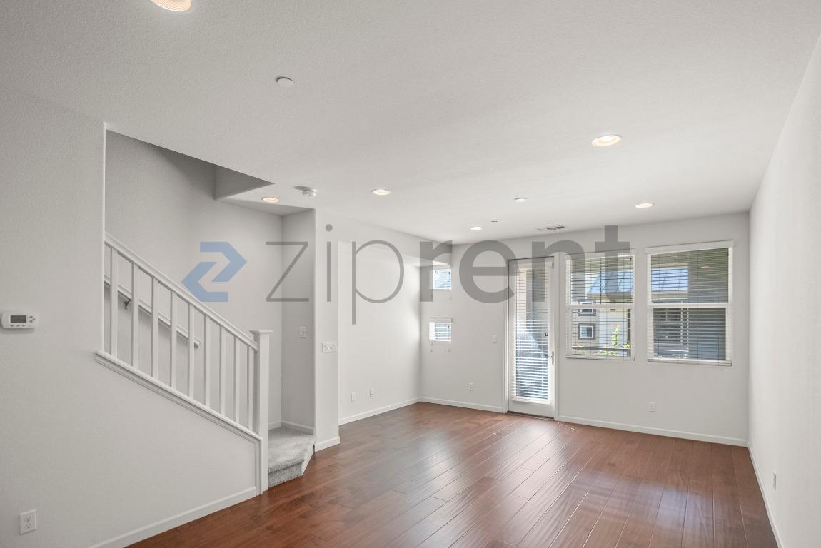 Building Photo - Unit