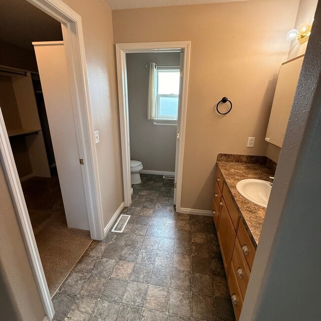 Building Photo - 2437 Brandon Dr