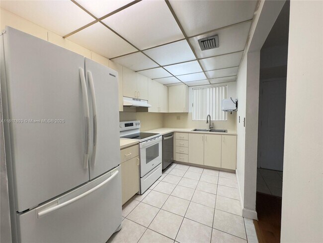 Building Photo - 9359 Fontainebleau Blvd