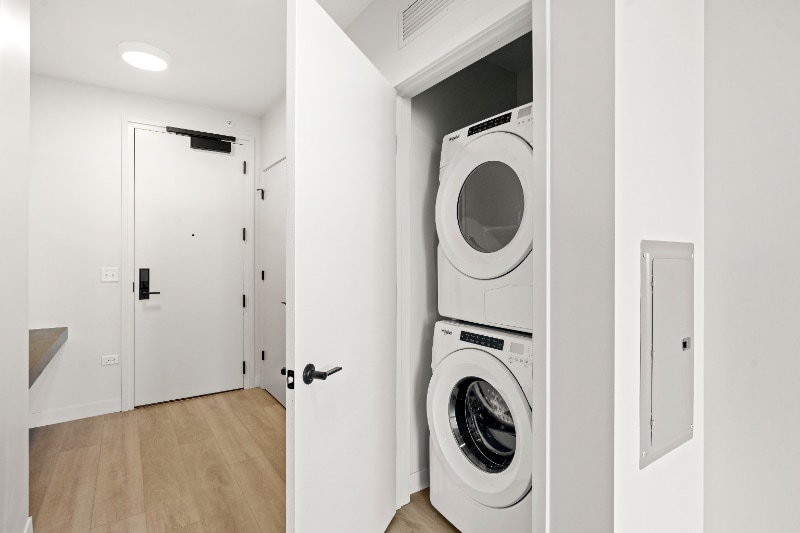 Building Photo - 1131 W Van Buren St