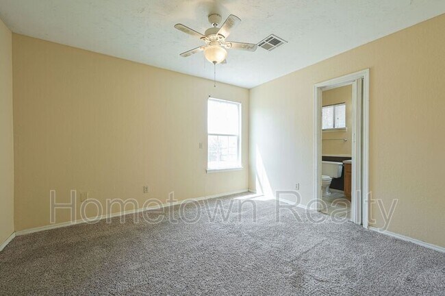 Building Photo - 2000 Twisted Oak Cir