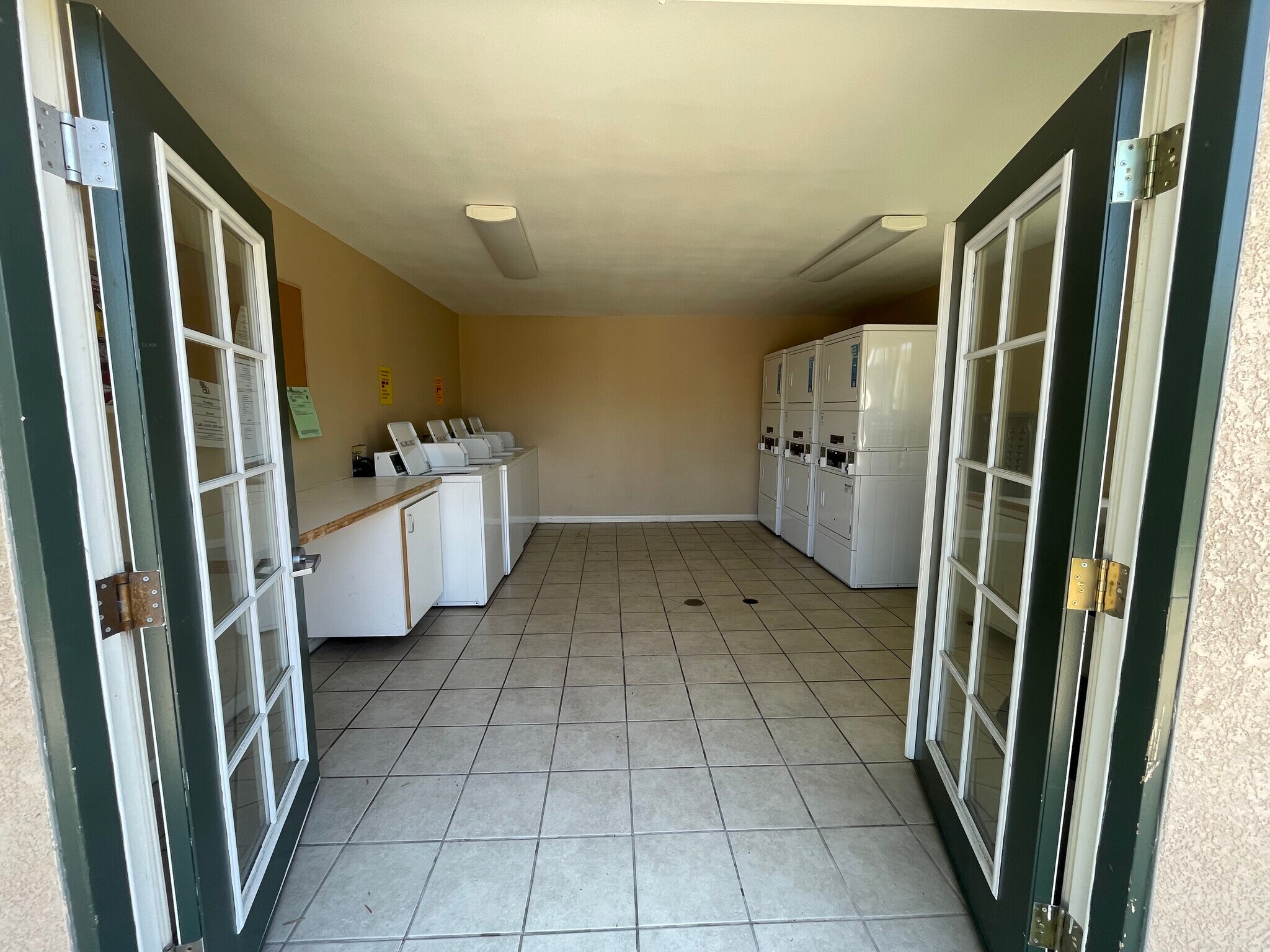 Building Photo - 868 E Alvarado St