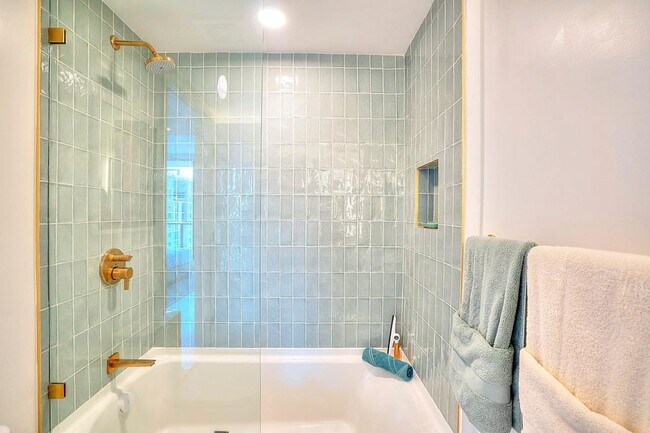 Building Photo - 601 NE 1st Ave