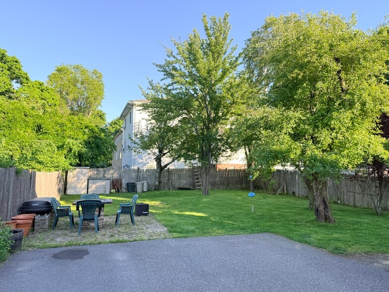 Backyard and patio - 15 Cottage Ct