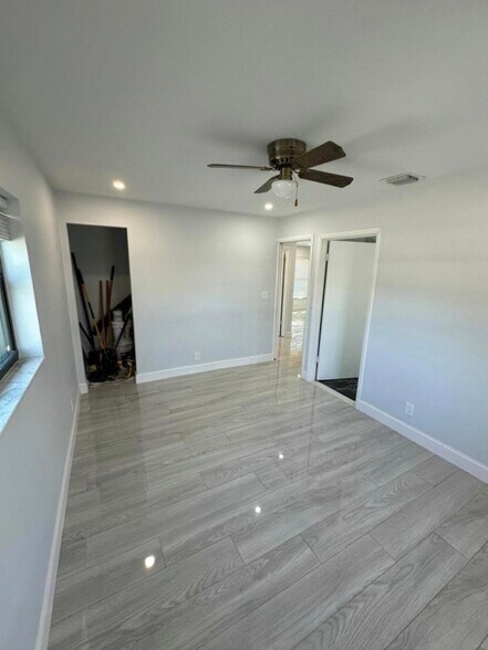 Building Photo - 122 SW 12th Ave