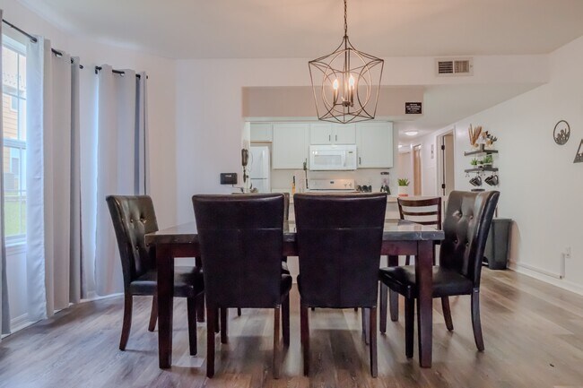 Building Photo - Charming 3BR Fully Furnished Apartment in Kissimmee with Ample Amenities