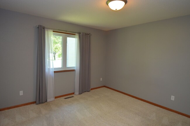 Building Photo - 2 Bed 2 Bath Townhome for Rent in East Gra...