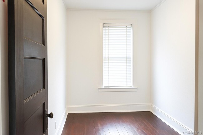 Building Photo - 47-18 39th Pl