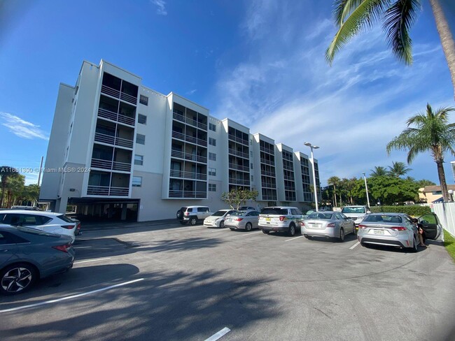 Building Photo - 2821 N Miami Beach Blvd