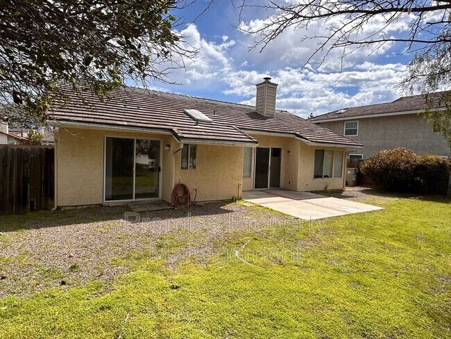 Building Photo - 885 Pinewood Dr