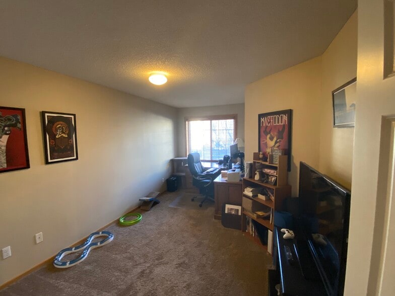 Building Photo - 848 Trenton Ln N