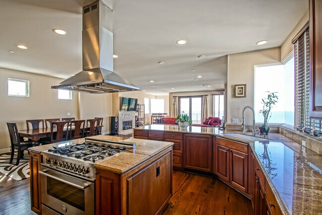 Building Photo - 308 Gull St