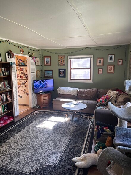 Building Photo - 813 S Mitchell St