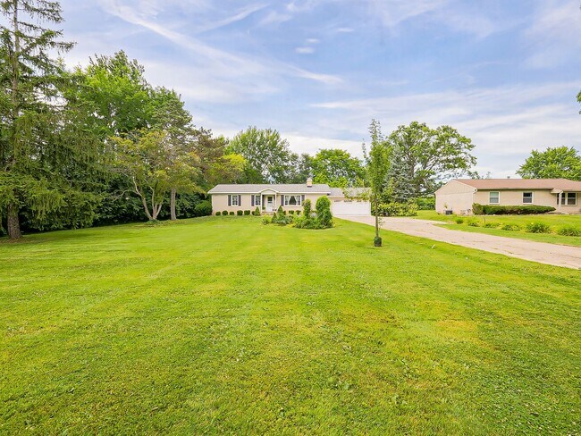 Building Photo - Your Private Retreat Just Minutes from Downtown South Lyon