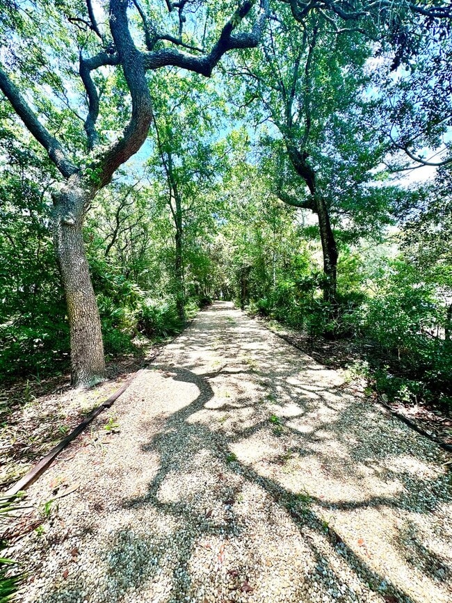 Building Photo - Beautiful 3B/3.5B Waterfront Fully Furnish...