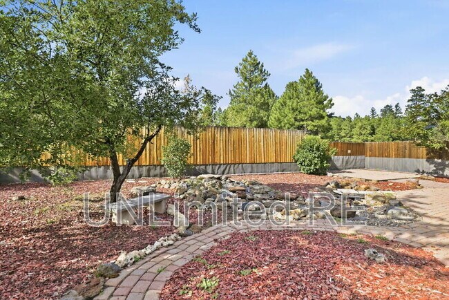 Building Photo - 2700 W Lynette Dr