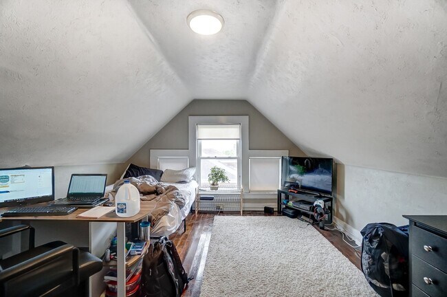 Building Photo - 350 Volkert St