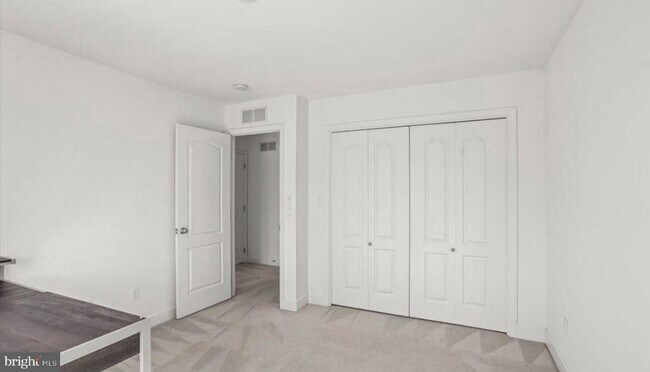 Building Photo - 10 Lenox Ct