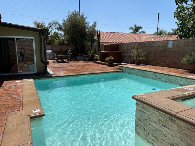 Building Photo - Spectacular-Remodeled 4-Bedroom Home with Pool, Spa, + 600 sqft Bonus Space in lovely Sylmar neig...