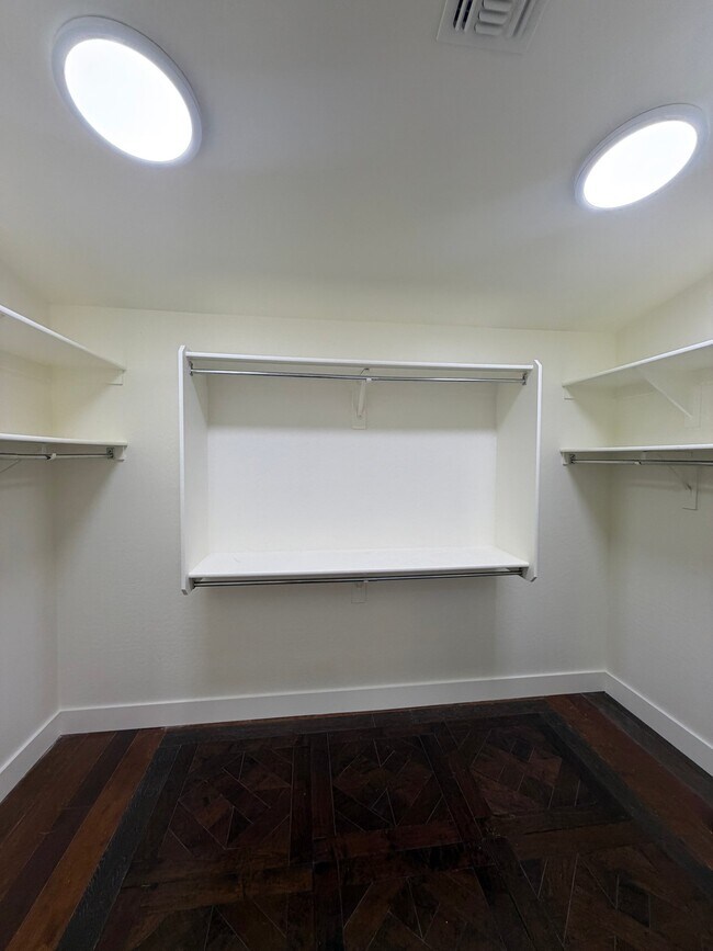 Building Photo - 2741 E Quiet Hollow Ln