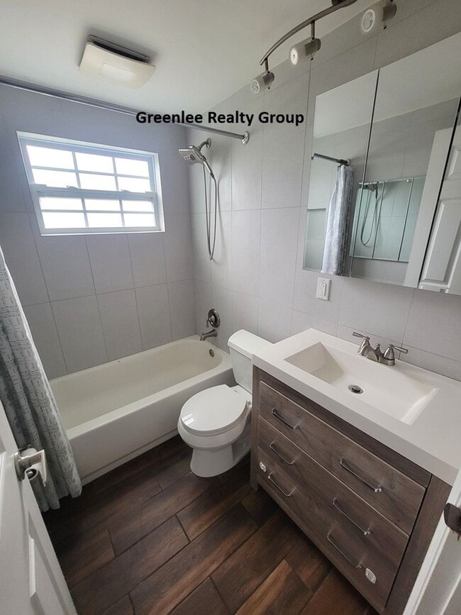 Building Photo - Walk to Downtown New Port Richey – Updated 2 Bed / 1 Bath Duplex!