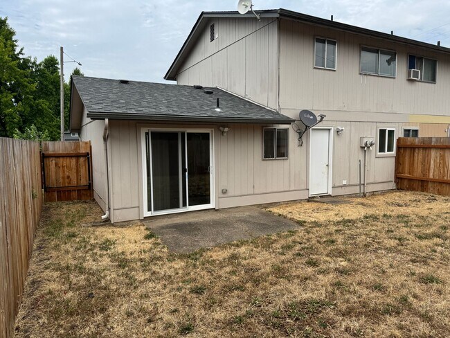 Building Photo - Updated 2 bedroom 1 1/2 bath duplex in Springfield!