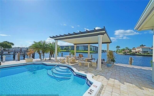 Building Photo - 1160 Hillsboro Mile