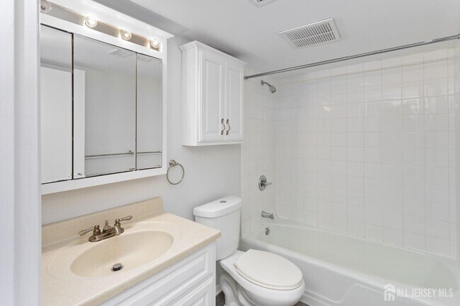 Building Photo - 3231 Sayre Dr